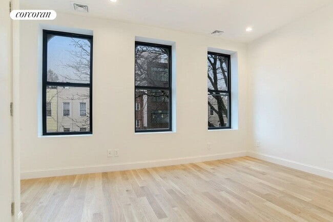 Building Photo - 176 Schaefer St