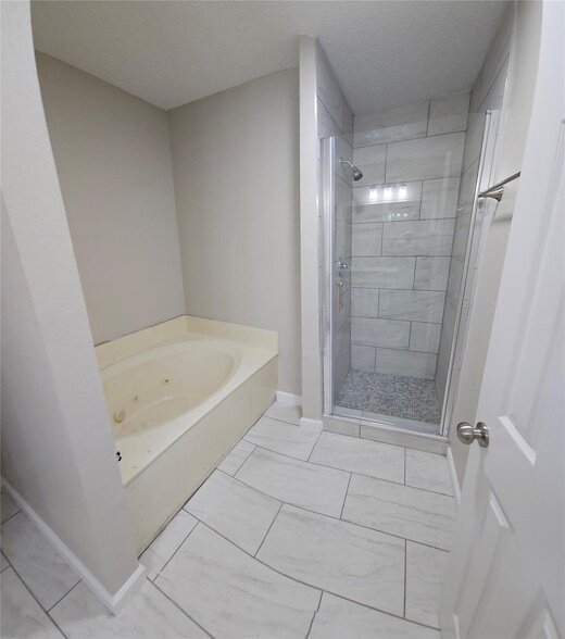 Building Photo - 12718 Hilltop Dr