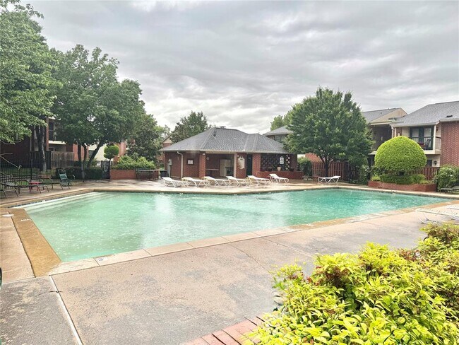 Building Photo - 4400 Hemingway Dr