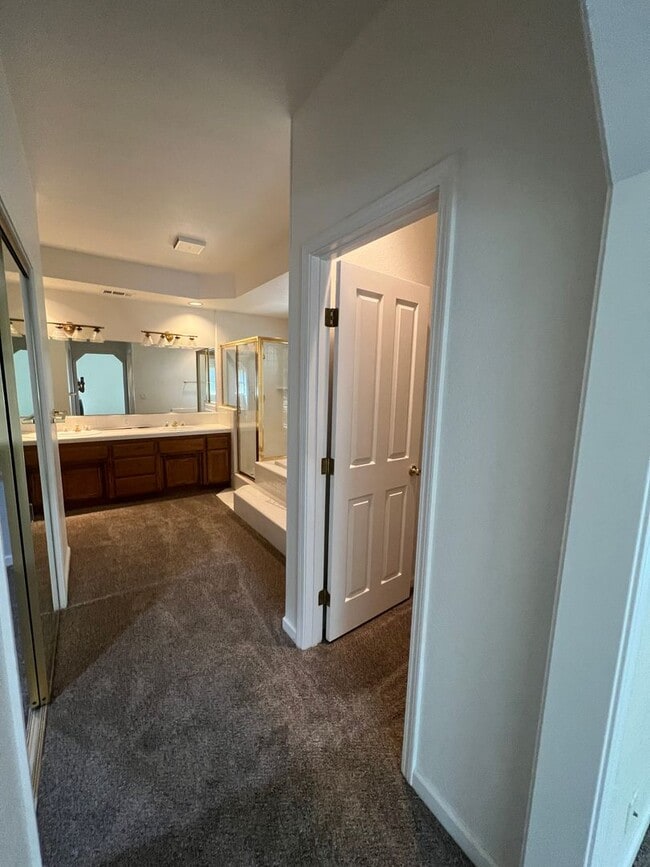 Building Photo - Single Story on Private Court in Gated Hil...