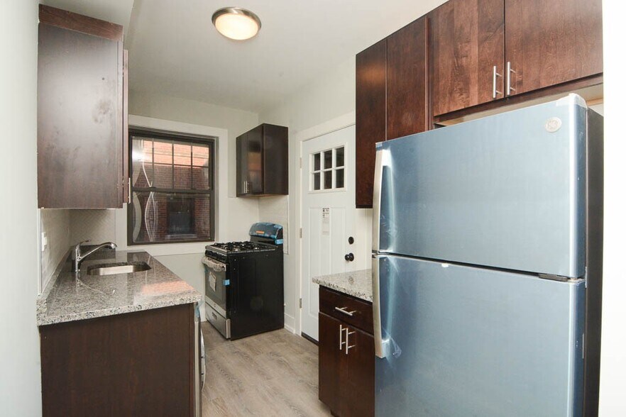 Building Photo - 1133 Maple Ave