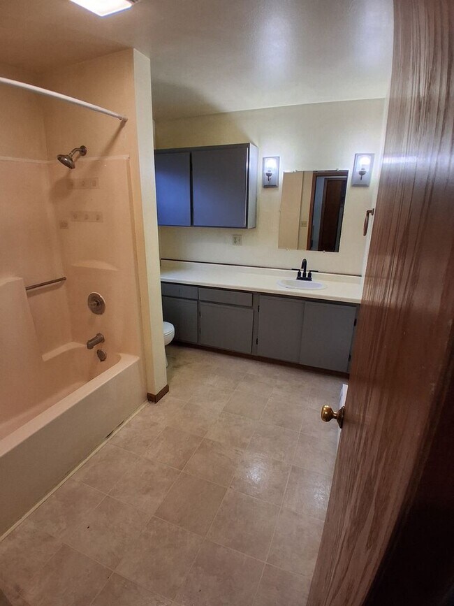 Building Photo - Sycamore Street Duplex