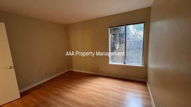 Building Photo - Beautiful 4 bedroom 2.5 bath townhome w/ v...
