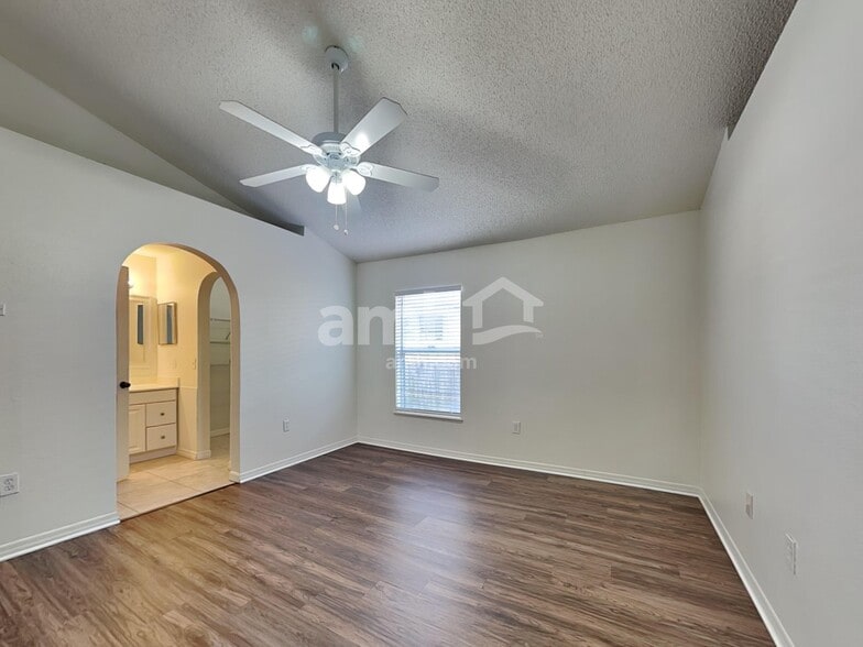 Building Photo - 10564 Opus Dr