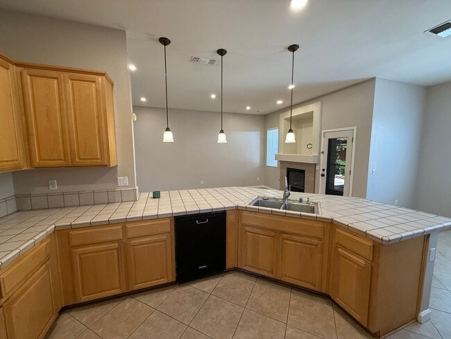 Building Photo - 4-bedroom single story in Sylvan School District!