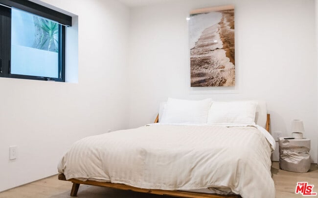 Building Photo - 606 N Ardmore Ave