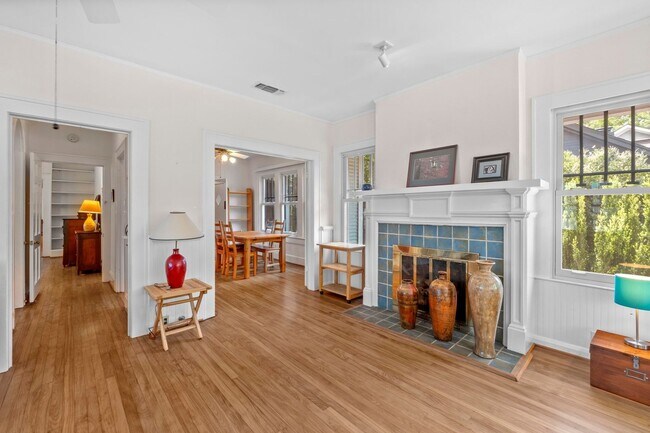 Building Photo - 205 W 32nd St