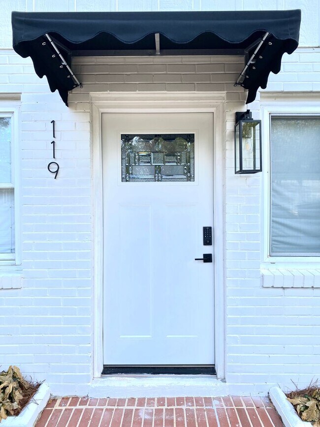 Building Photo - A Stones Throw to the Historic District