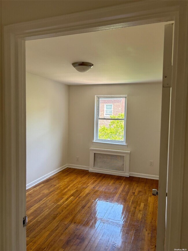 Building Photo - 731 E 82nd St
