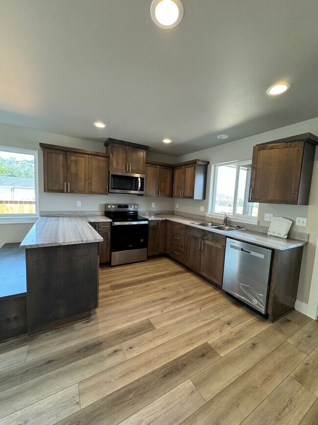 Building Photo - 1509 W Thyme Dr