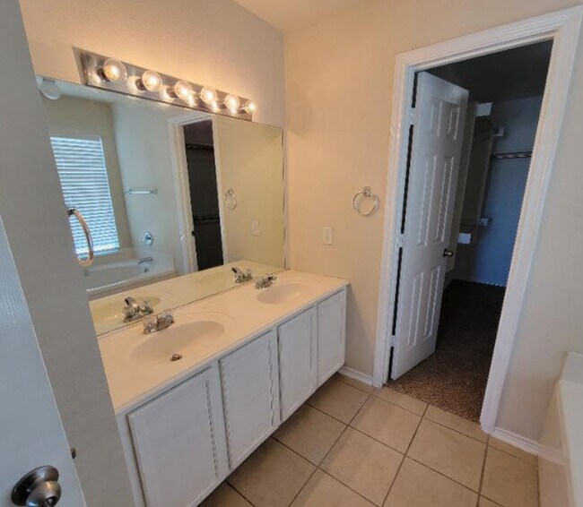 Building Photo - Modern 3-Bedroom Home with Great Amenities...