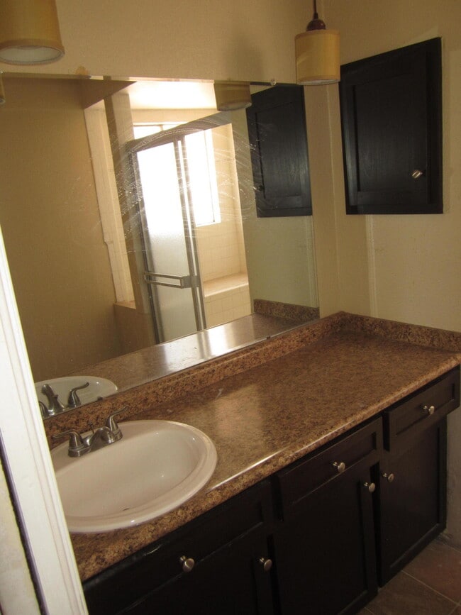 Building Photo - 6717 Southwind Dr