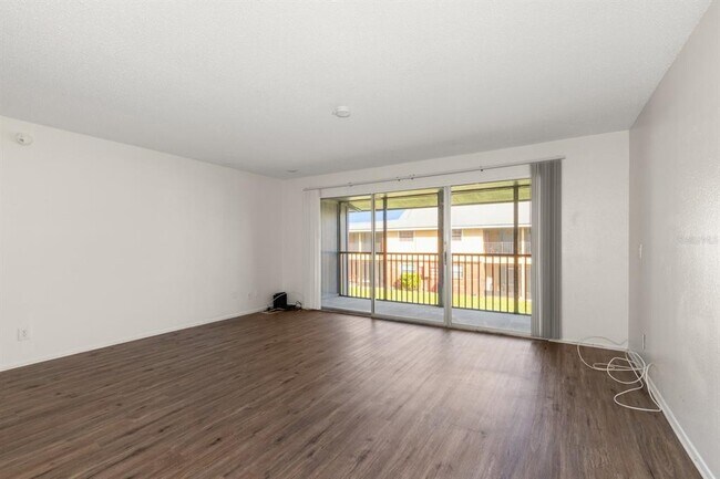 Building Photo - 200 Country Club Dr