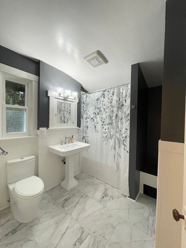 Building Photo - Elegant 4BR 2.5Bath Home with Fenced Yard & Garage Across from Seattle Prep**2 weeks free **2 wee...