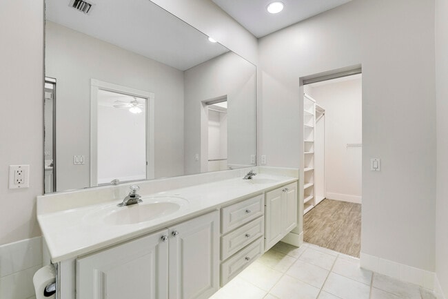 Building Photo - 2052 Tarpon Lake Way