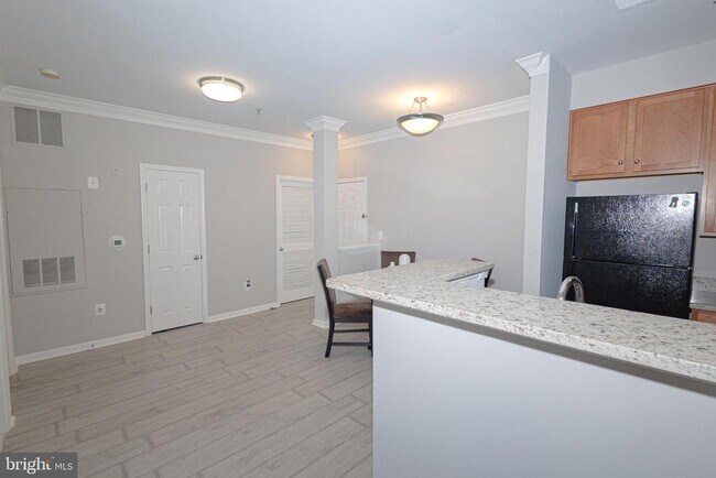 Building Photo - 4854 Eisenhower Ave