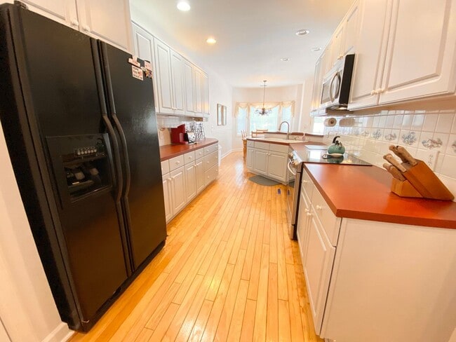 Building Photo - FULLY-FURNISHED GORGEOUS TOWNHOME!