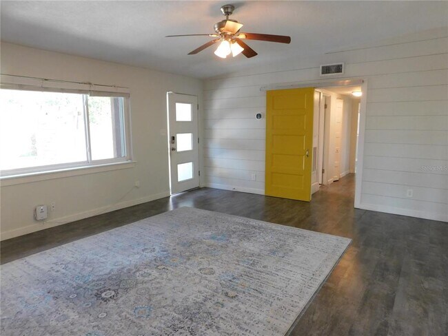 Building Photo - 2252 Howard Dr