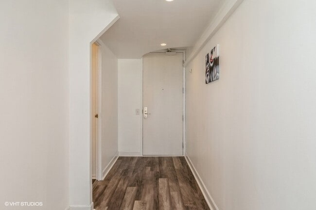 Building Photo - 4343 N Clarendon Ave