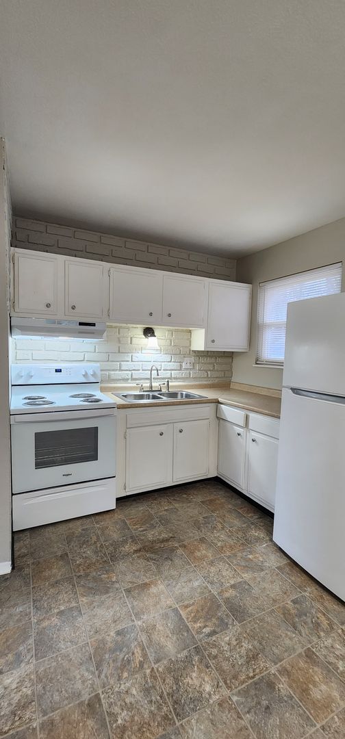 Building Photo - Nice, 3 Bedrooms, 1 Bath, Brick Ranch Home...