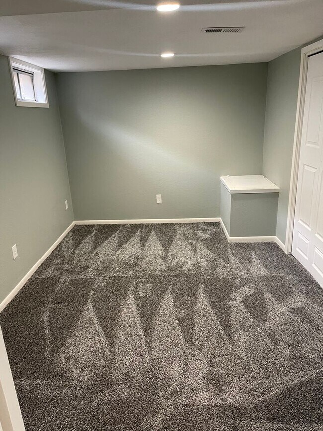 Building Photo - Executive home for rent! Excellent locatio...