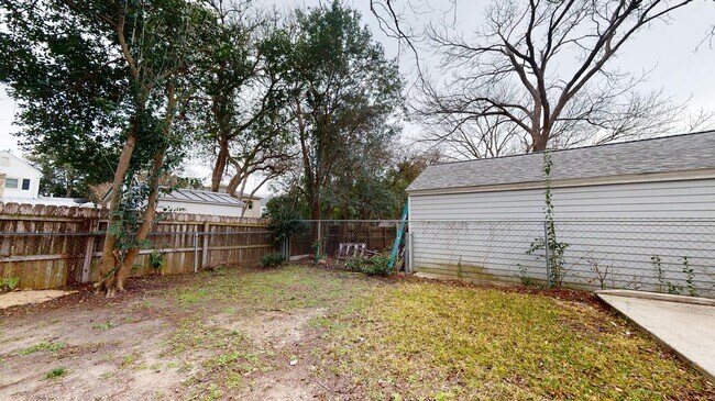 Building Photo - Craftsman-style Alamo Heights home with fe...