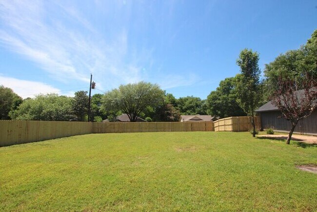 Building Photo - Available! Beautiful 3 bedroom in Whitehouse!