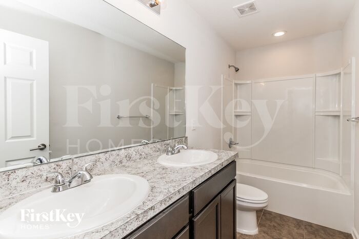 Building Photo - 2017 Amberly Dr
