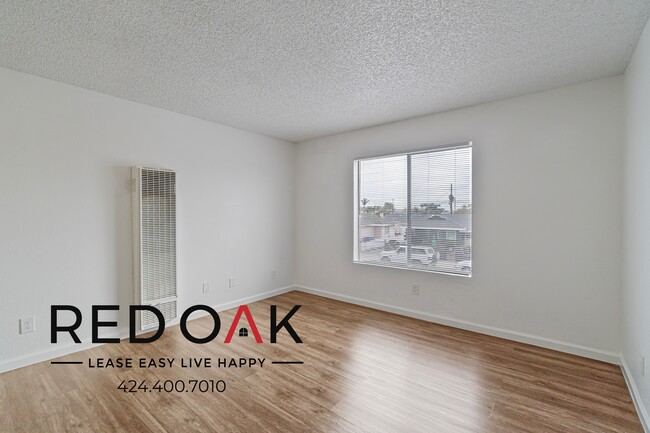 Building Photo - Lovely and Bright One Bedroom Featuring A ...