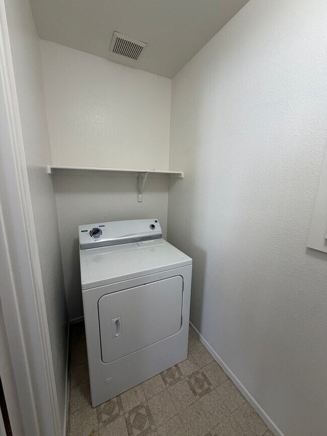 Building Photo - Discover a refreshed 4-bedroom, 2.5-bath home in Las Vegas 89149