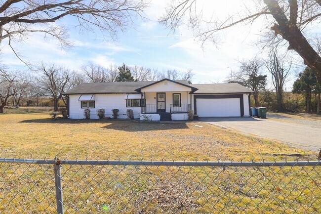 Building Photo - 4 Bed | 1.5 Bath in North Tulsa!