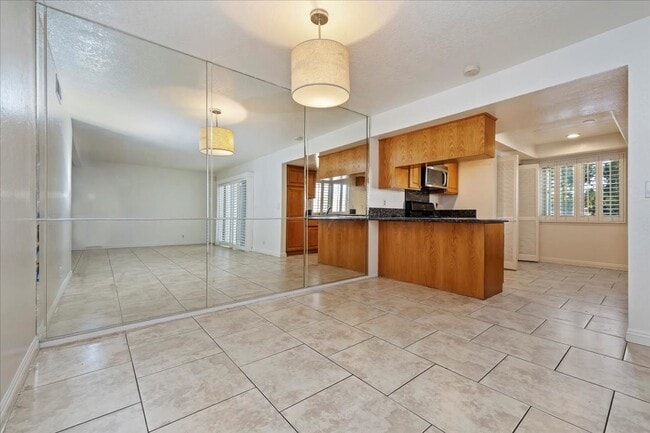 Building Photo - SPACIOUS 3BR/2BA Condo in Canyon Crest Nea...