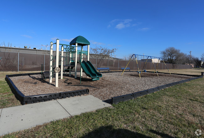 Building Photo - Village Green