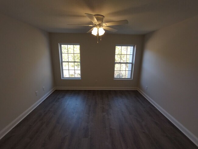Building Photo - 1046 Fairway Ln