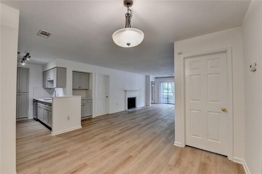 Building Photo - 4101 Pine Heights Dr NE