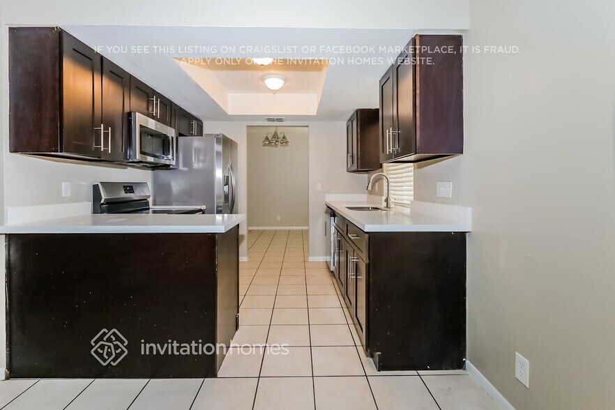 Building Photo - 1132 Essex Dr
