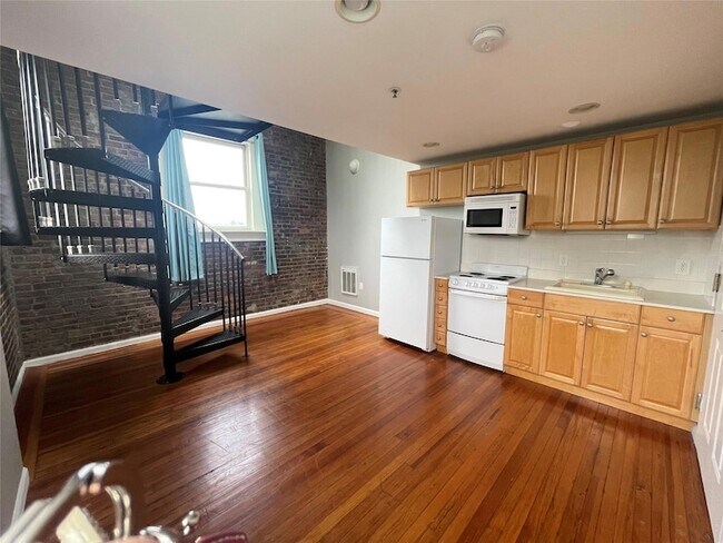 Building Photo - 94 4th Ave