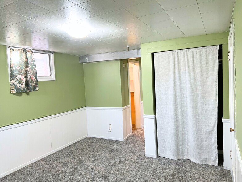 Bedroom with Closet - 972 E 3385 S