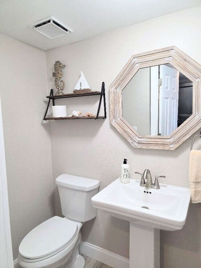 Building Photo - Waterfront condo with community pool!