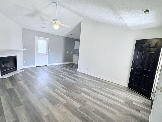 Building Photo - 418 Eucalyptus Ln