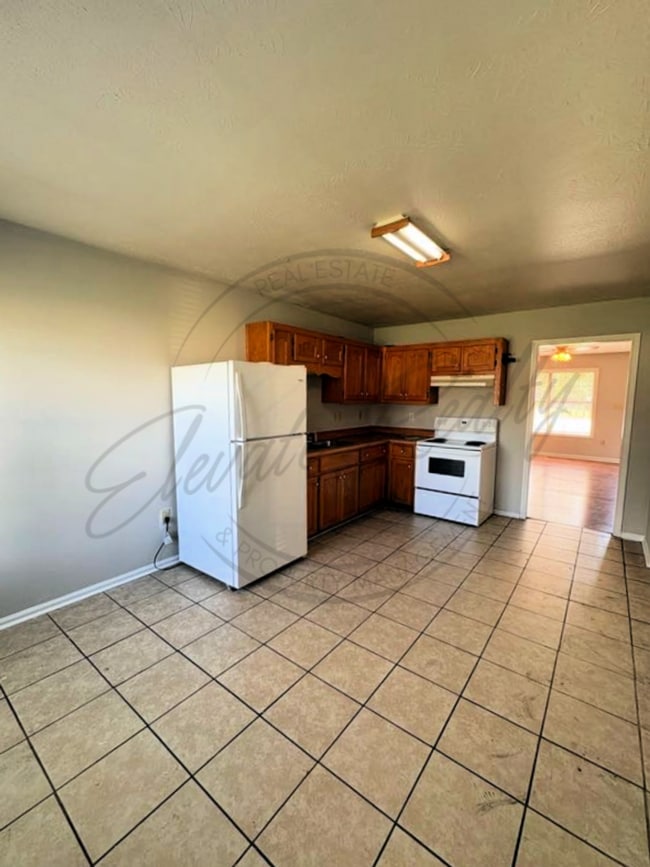 Building Photo - Three Bedroom Ranch with Appliances in Col...