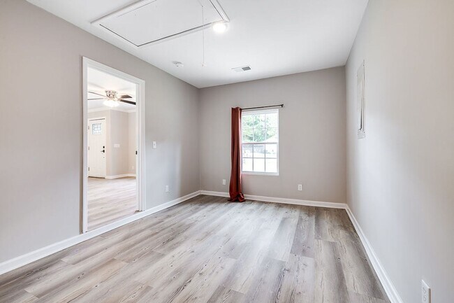 Building Photo - Freshly Painted 4 Bed Home on Huge Lot wit...