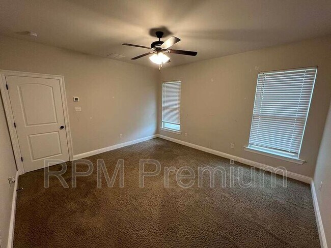 Building Photo - 6212 Lake Edge Dr