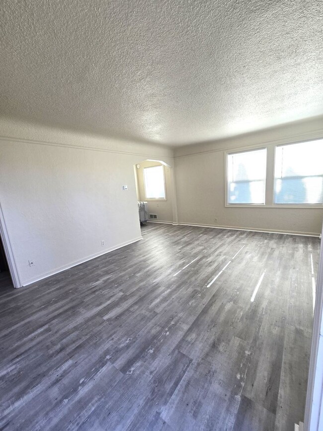 Building Photo - Great Location!  Updated, Two Car garage, Fenced Backyard !