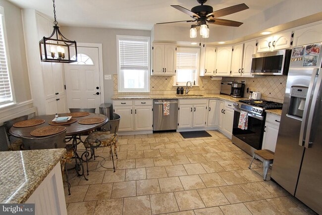 Building Photo - 215 W 9th Ave