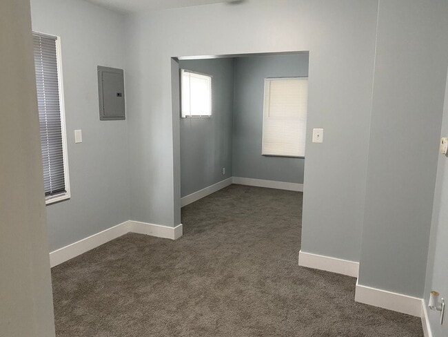 Building Photo - 2 Bedroom 1 Bath Home In Eastpointe