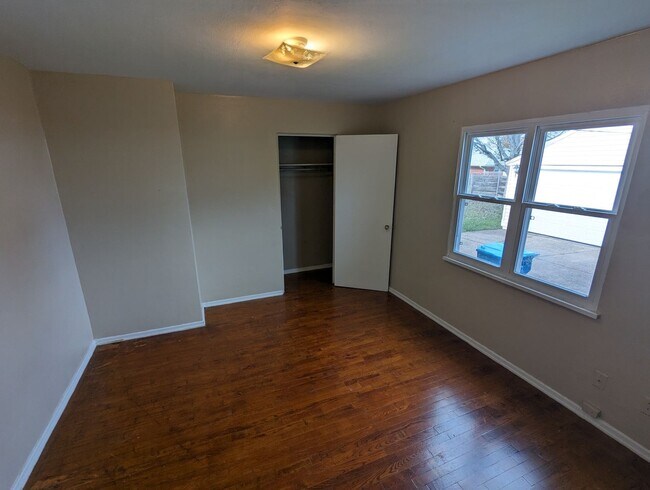Building Photo - Charming Ranch Home Near Lakeview Metro Park