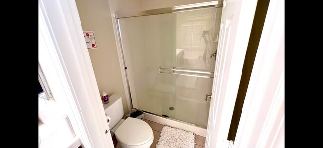 Building Photo - Super Great Deal on this fully furnished 4 BD 2 BA house with a Pool and Solar