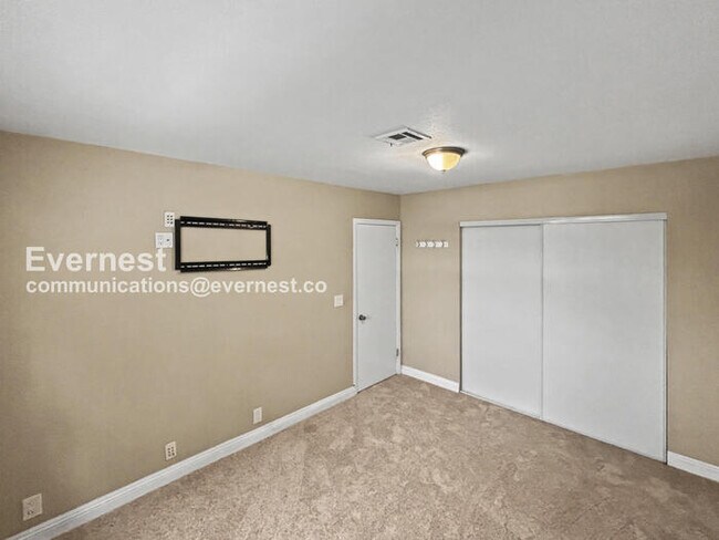 Building Photo - 4 Bed/3 Bath Home with Garage / Pet-Friendly / Vouchers Accepted / Available Now!