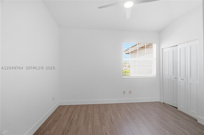 Building Photo - 725 SW 148th Ave